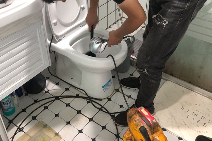 海勃湾马桶堵塞自己疏通还是找师傅?专业上门服务让你省时更省心